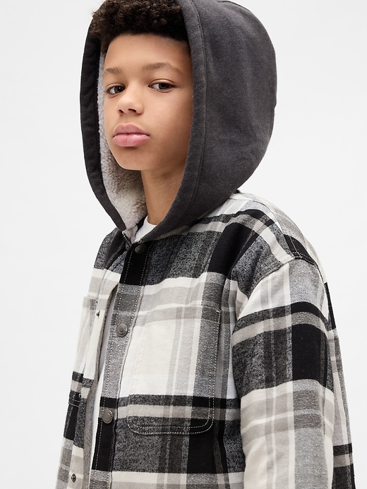 L'image numéro 7 présente Veste-chemise à capuchon en flanelle doublée de sherpa pour Enfant