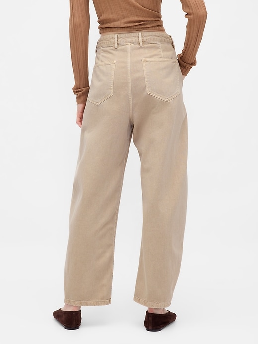 L'image numéro 4 présente Pantalon coupe baril à taille basse moyenne en sergé