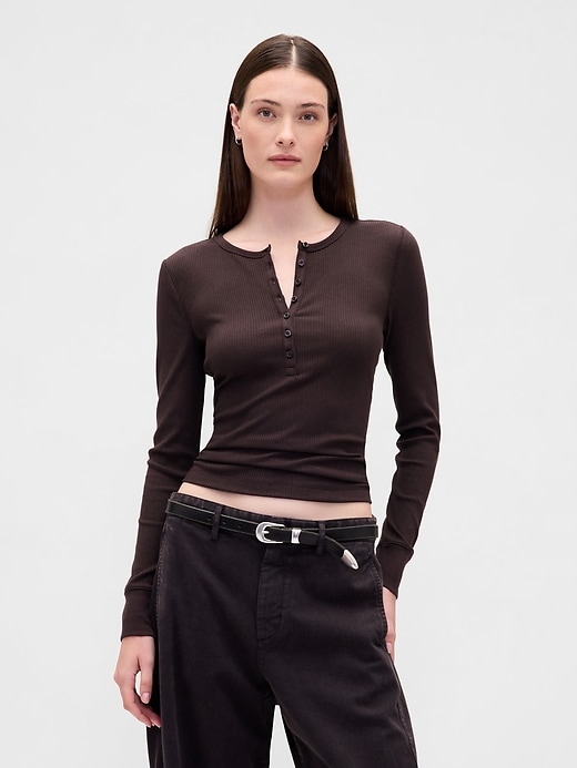 L'image numéro 1 présente T-shirt henley côtelé moderne