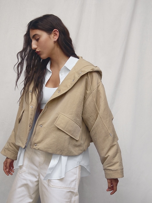 L'image numéro 6 présente Veste courte à capuchon en nylon