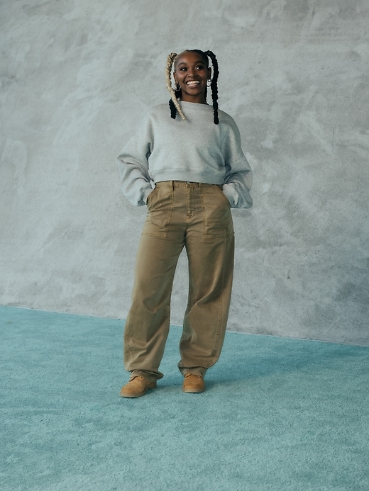 L'image numéro 8 présente Pantalon coupe baril en sergé à taille basse moyenne