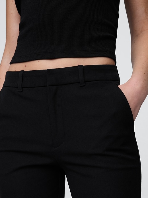 L'image numéro 8 présente Pantalon étroit bi-extensible à taille basse moyenne, longueur cheville
