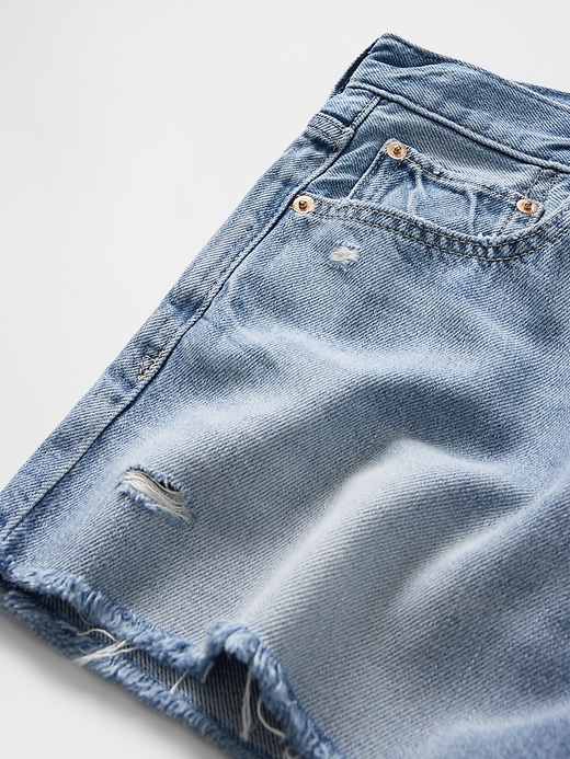 L'image numéro 8 présente Short décontracté taille basse moyenne en denim coupé Douceur suprême, entrejambe de 10 cm