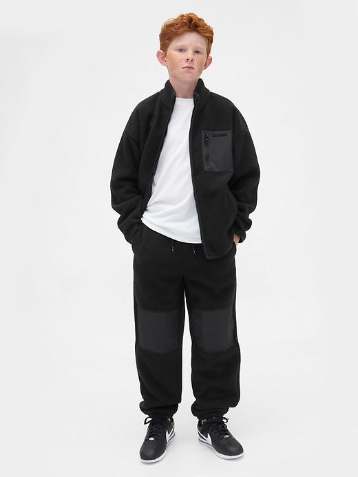 L'image numéro 1 présente Pantalon de jogging décontracté en sherpa pour Enfant