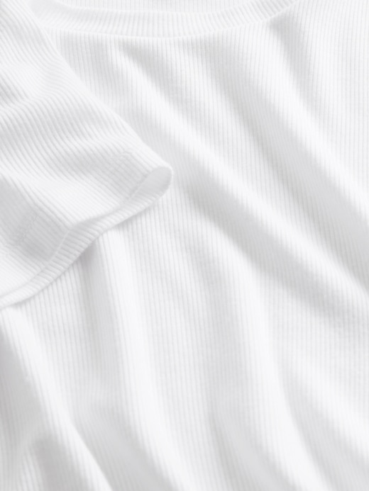 L'image numéro 5 présente T-shirt côtelé moderne