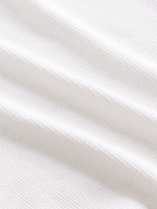 L'image numéro 4 présente T-shirt côtelé moderne