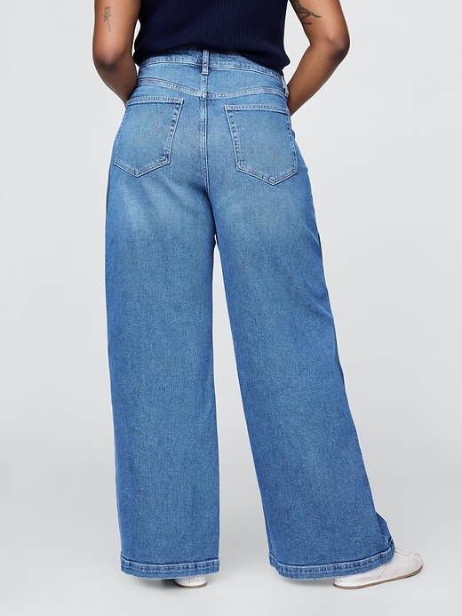 L'image numéro 6 présente Jean sportif à jambe large à taille très haute