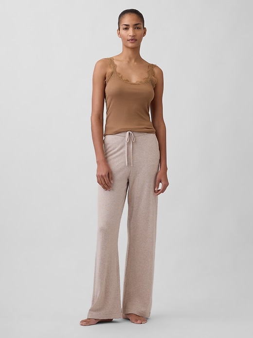 L'image numéro 2 présente Camisole de pyjama en dentelle finement côtelée