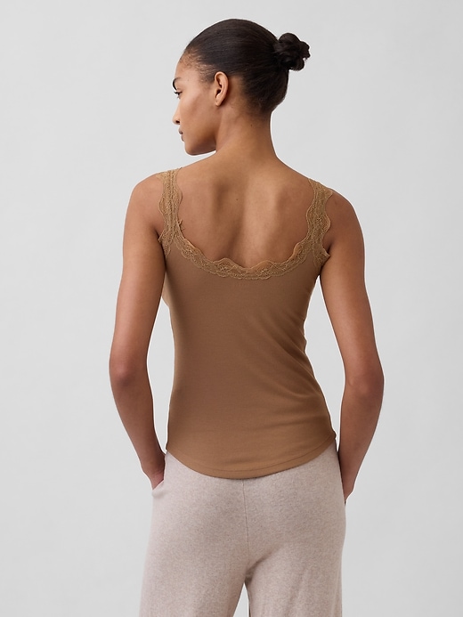 L'image numéro 3 présente Camisole de pyjama en dentelle finement côtelée