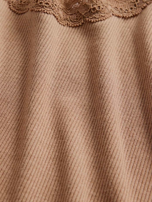 L'image numéro 4 présente Camisole de pyjama en dentelle finement côtelée