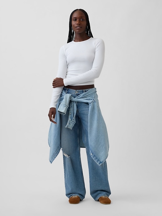 L'image numéro 2 présente T-shirt côtelé moderne