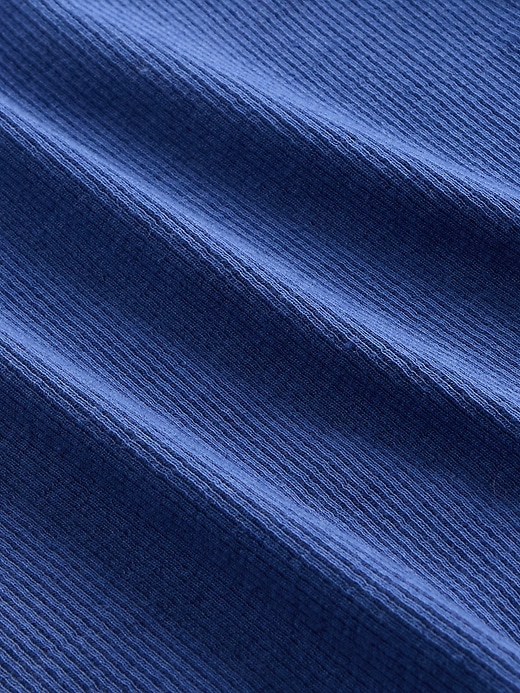 L'image numéro 4 présente T-shirt côtelé moderne