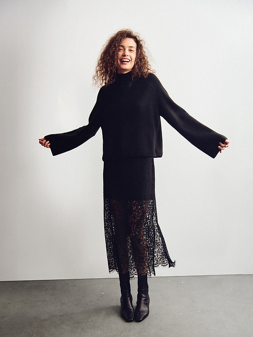 L'image numéro 6 présente Jupe longue en dentelle