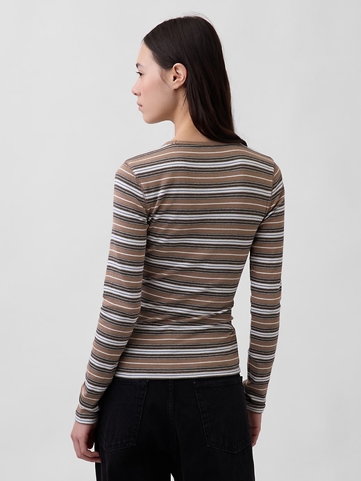 L'image numéro 3 présente T-shirt côtelé moderne