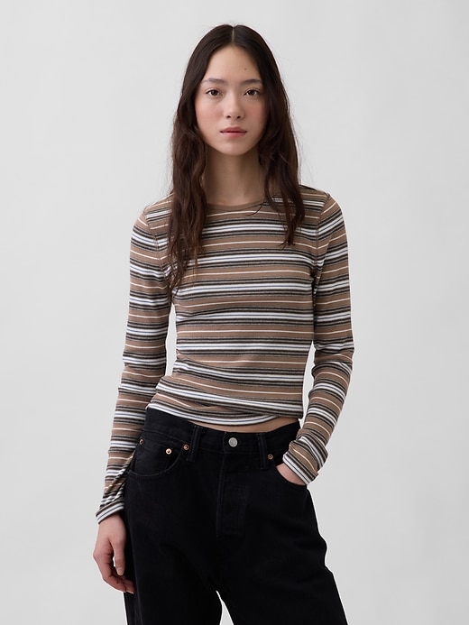 L'image numéro 1 présente T-shirt côtelé moderne