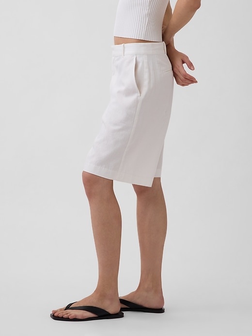 Image number 3 showing, 9" Low Rise Linen-Blend Trouser Shorts
