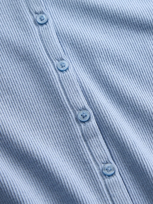 L'image numéro 4 présente T-shirt ras du cou côtelé moderne boutonné sur le devant