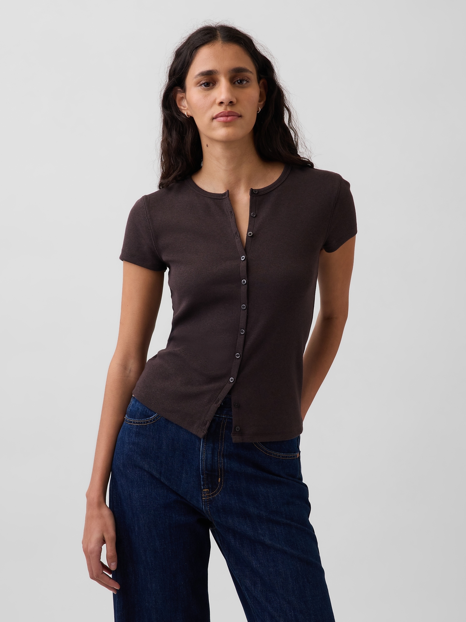 T-SHIRT RAS DU COU CÔTELÉ MODERNE BOUTONNÉ SUR LE DEVANT