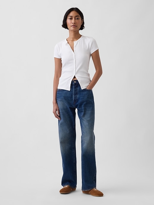 L'image numéro 2 présente T-shirt ras du cou côtelé moderne boutonné sur le devant