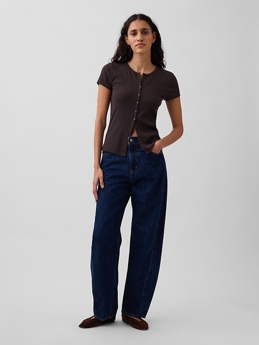 L'image numéro 2 présente T-shirt ras du cou côtelé moderne boutonné sur le devant