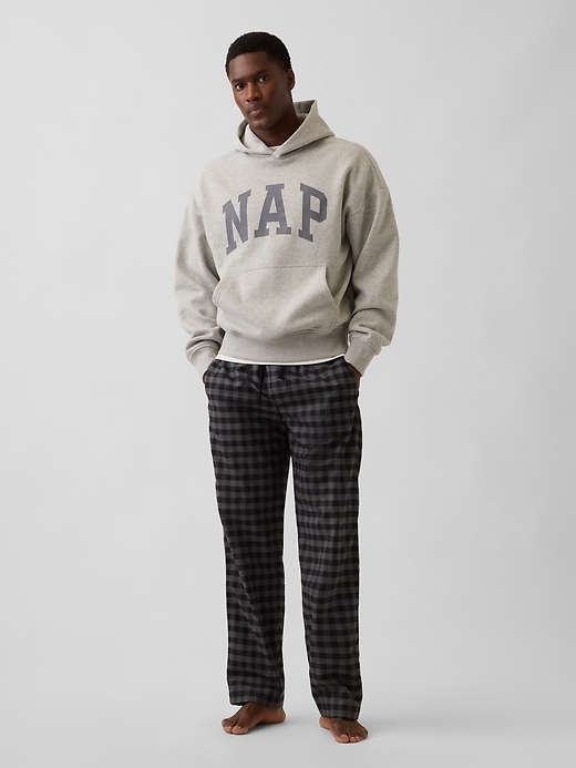 L'image numéro 2 présente Chandail à capuchon à logo NAP VintageDoux