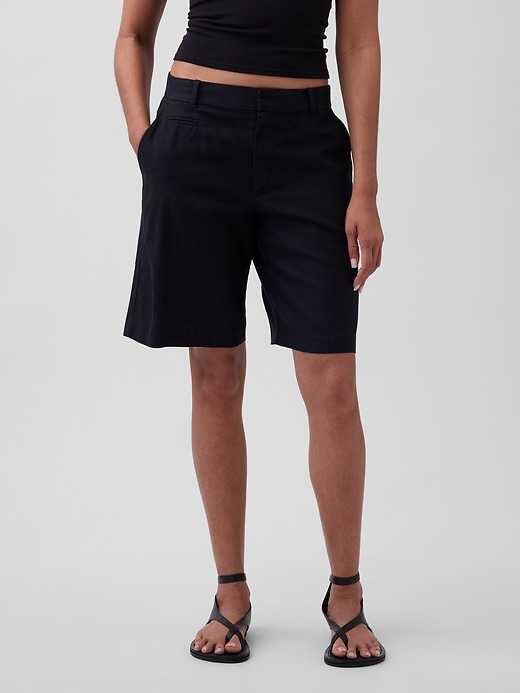 Image number 2 showing, 9" Low Rise Linen-Blend Trouser Shorts