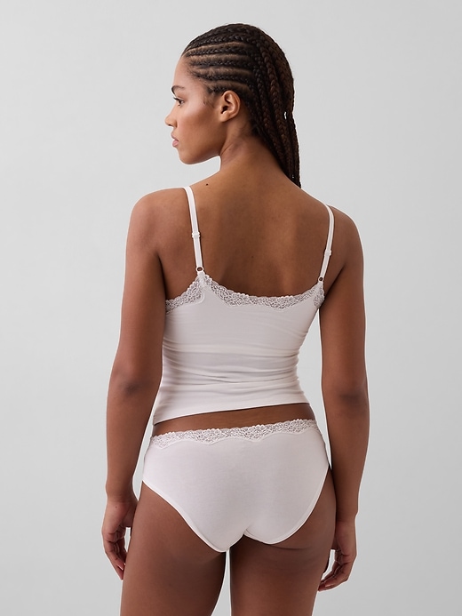 L'image numéro 2 présente Camisole en coton biologique extensible à bordure en dentelle