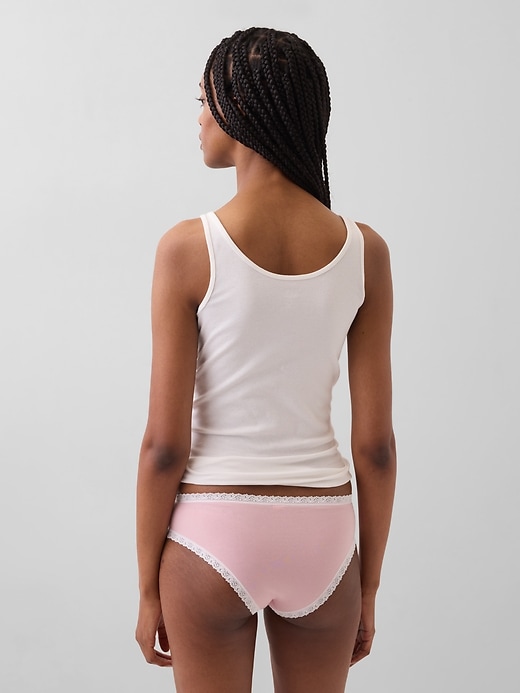 L'image numéro 2 présente Culotte taille basse en coton biologique extensible à bordure en dentelle