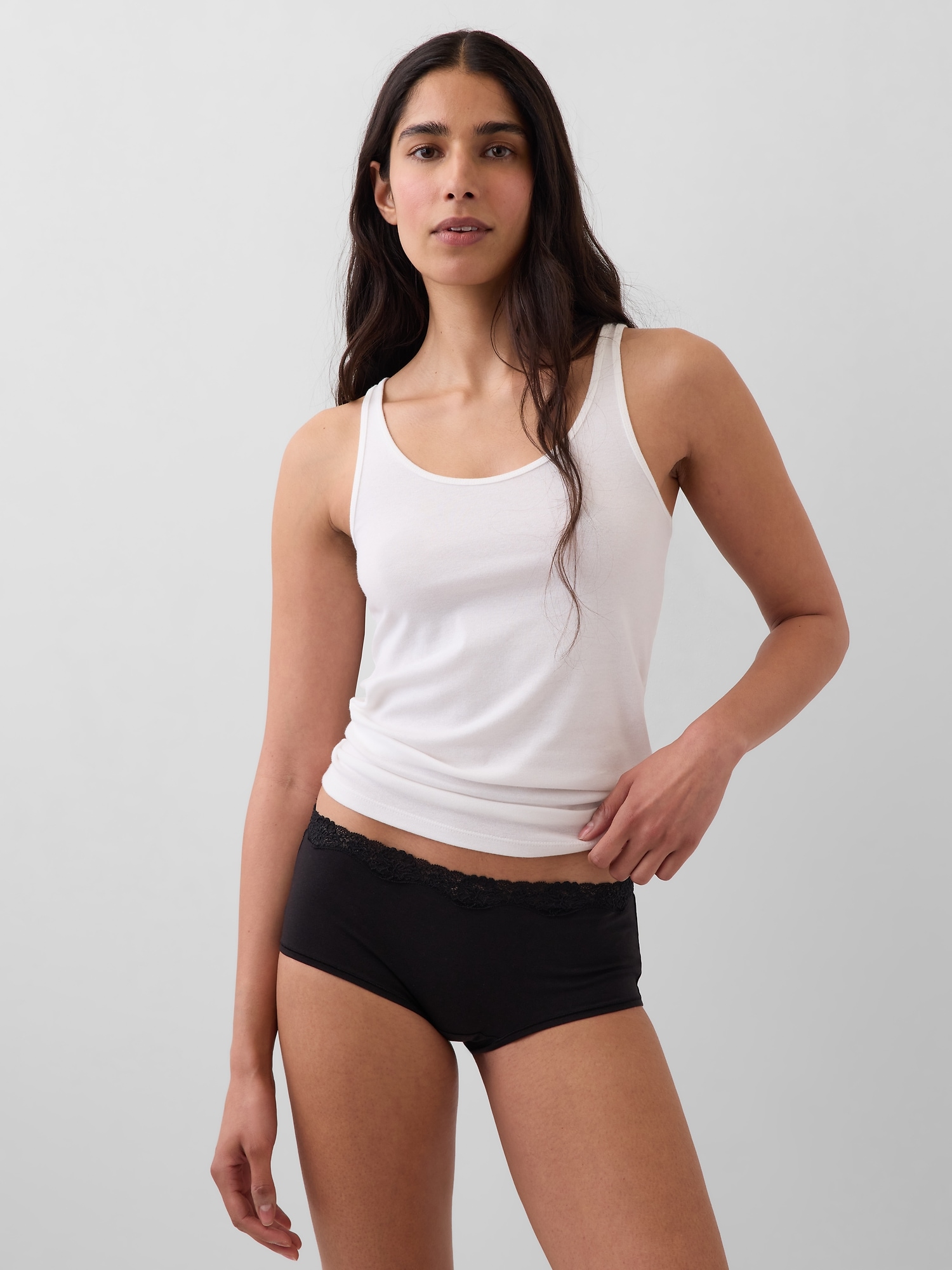SHORT COURT EN COTON BIOLOGIQUE EXTENSIBLE AVEC BORDURE EN DENTELLE