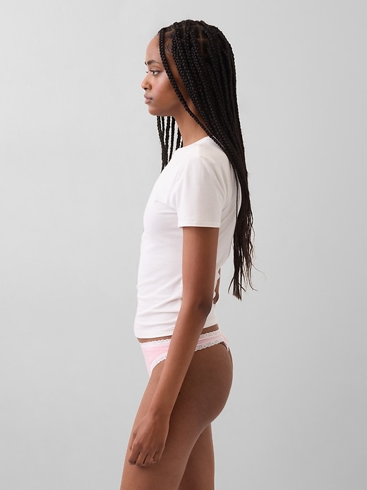 L'image numéro 2 présente Tanga en coton biologique extensible à bordure en dentelle