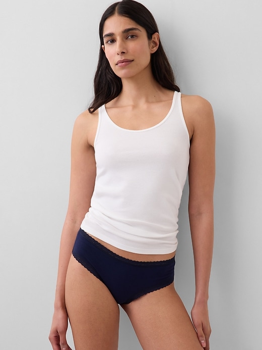 L'image numéro 1 présente Culotte taille basse en coton biologique extensible à bordure en dentelle