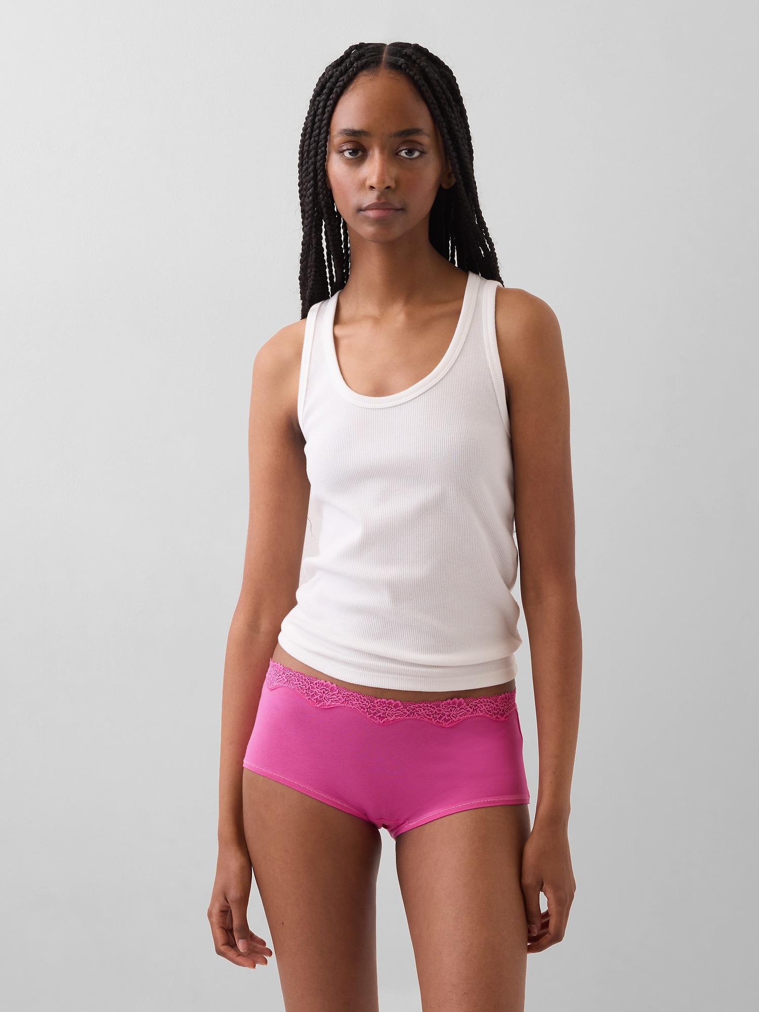 SHORT COURT EN COTON BIOLOGIQUE EXTENSIBLE AVEC BORDURE EN DENTELLE