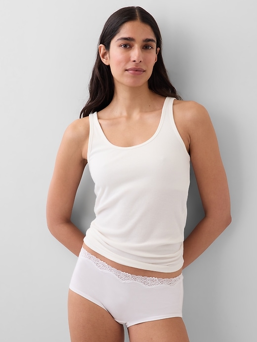 L'image numéro 1 présente Short court en coton biologique extensible avec bordure en dentelle