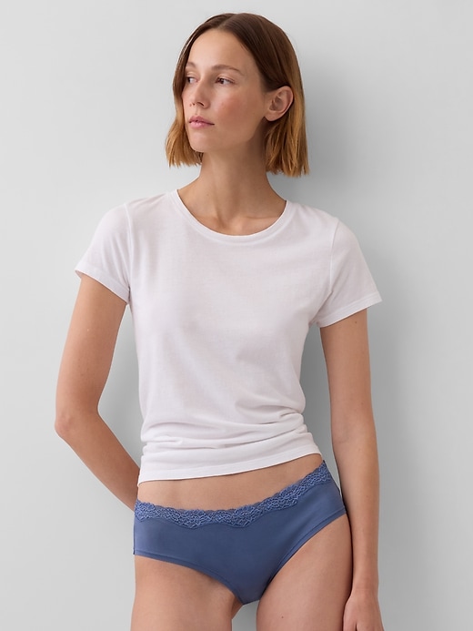 L'image numéro 1 présente Culotte taille basse en coton biologique extensible à bordure en dentelle