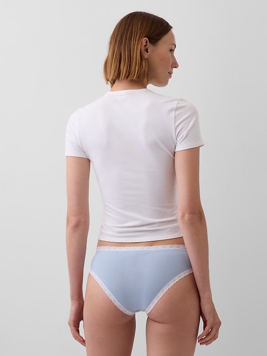 L'image numéro 2 présente Culotte taille basse en coton biologique extensible à bordure en dentelle