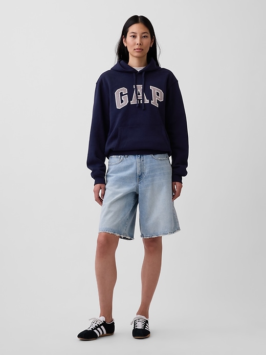 L'image numéro 6 présente Chandail à capuchon VintageDoux avec logo incurvé pour Adulte