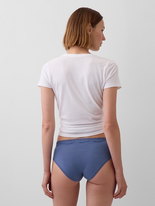 L'image numéro 2 présente Culotte taille basse en coton biologique extensible à bordure en dentelle