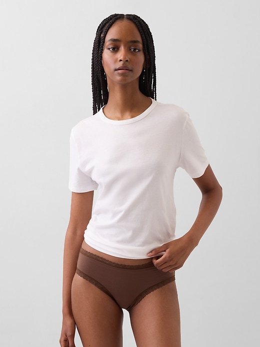L'image numéro 1 présente Culotte taille basse en coton biologique extensible à bordure en dentelle