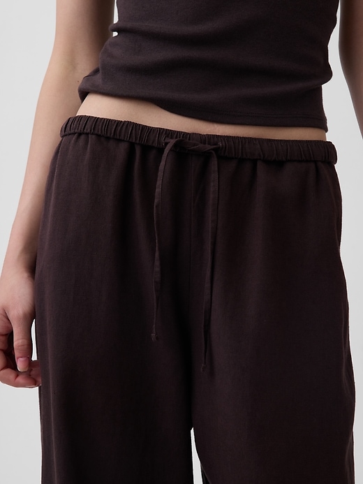 L'image numéro 7 présente Pantalon confort à jambe large en mélange de lin