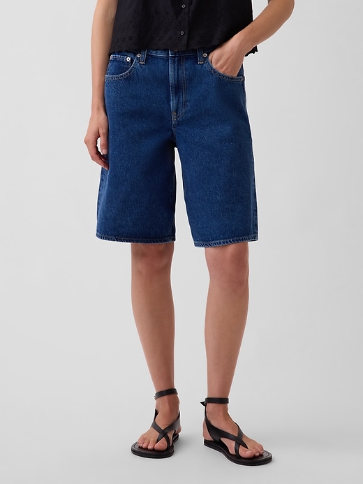 L'image numéro 2 présente Bermuda en denim à taille mi-basse moyenne