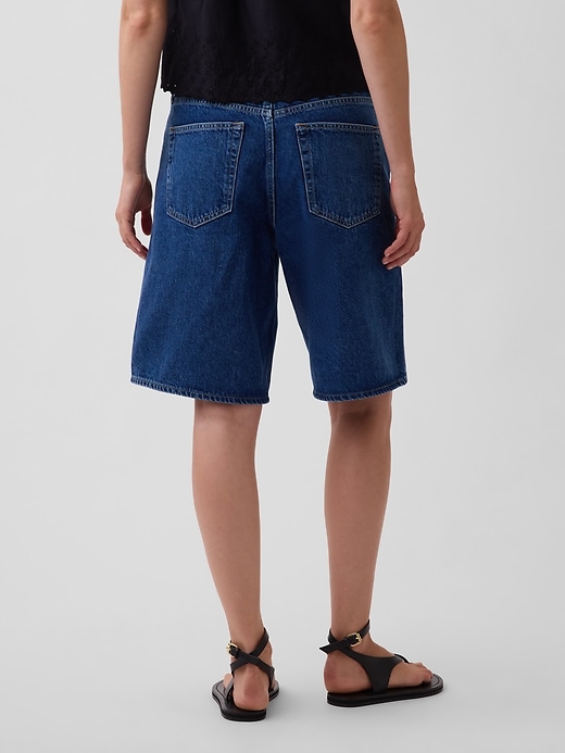 L'image numéro 4 présente Bermuda en denim à taille mi-basse moyenne