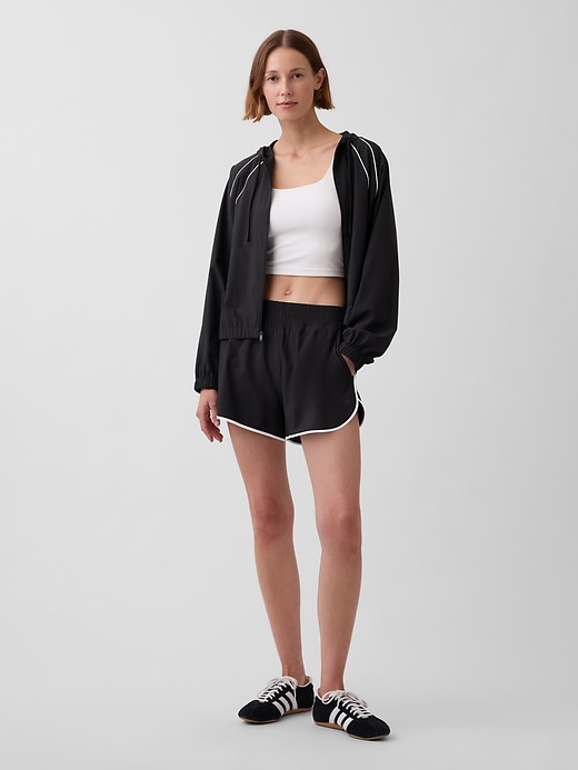 L'image numéro 1 présente Short de course à taille haute GapFit Tech