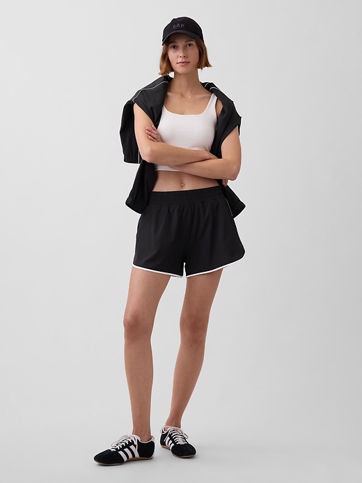 L'image numéro 5 présente Short de course à taille haute GapFit Tech