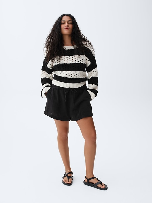 L'image numéro 6 présente Short confort en gaze de coton à taille mi-haute de 10 cm