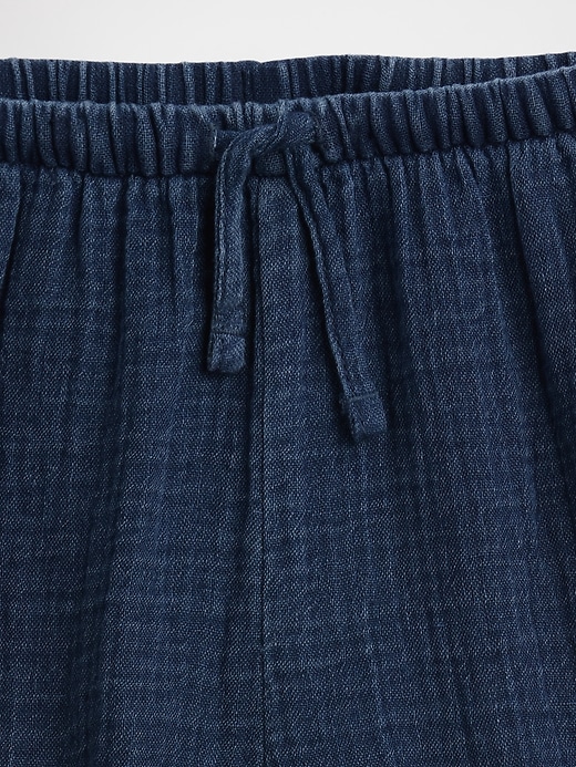 L'image numéro 5 présente Short confort en denim de gaze de coton à volants pour Enfant