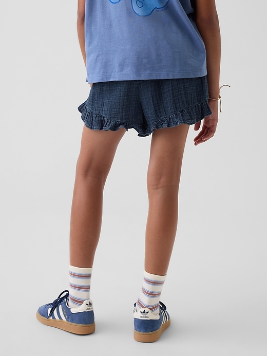 L'image numéro 4 présente Short confort en denim de gaze de coton à volants pour Enfant