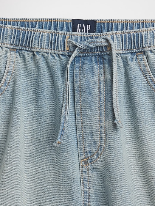 L'image numéro 5 présente Short confort en denim à taille haute pour Enfant