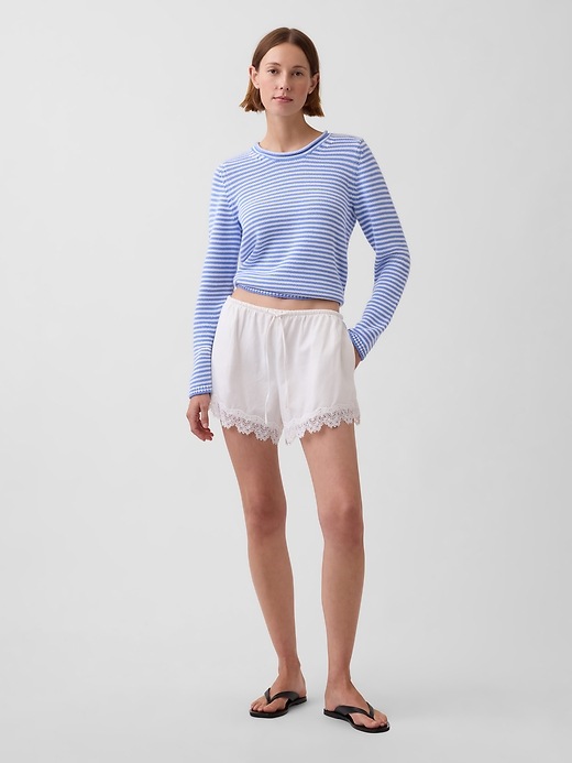 L'image numéro 6 présente Short en mélange de lin à taille mi-basse à bordure en dentelle