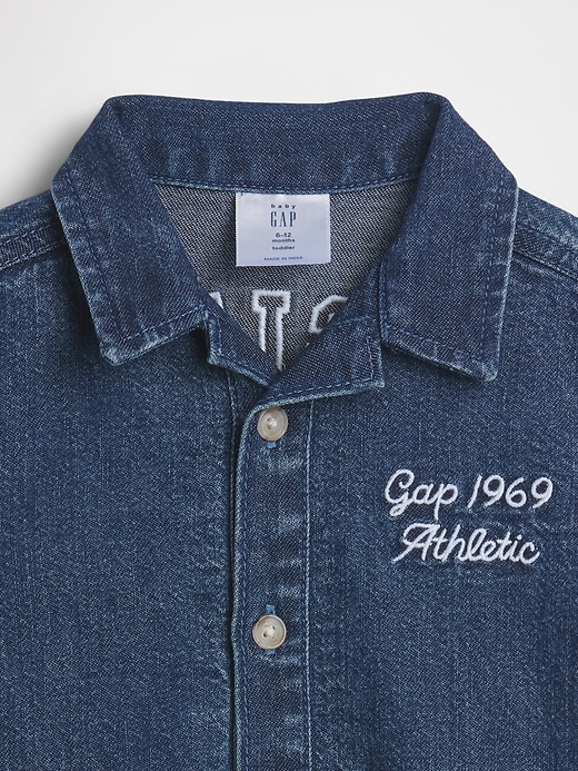 L'image numéro 3 présente Une-pièce court en denim à logo Gap pour Bébé