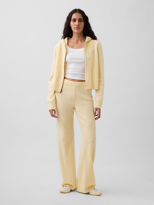 L'image numéro 1 présente Pantalon semi-évasé en tricot Effet cachemire